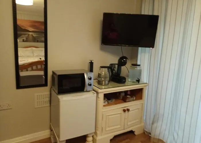 Kate's Place Bedroom Ensuite Close To Apartmán